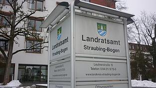 Im Landratsamt war am Montag Bauausschusssitzung. In einer anderen Liegenschaft des Landkreises, einem Gebäude in Bogen, gibt es derzeit Probleme. Im Landratsamt war am Montag Bauausschusssitzung. In einer anderen Liegenschaft des Landkreises, einem Gebäude in Bogen, gibt es derzeit Probleme.