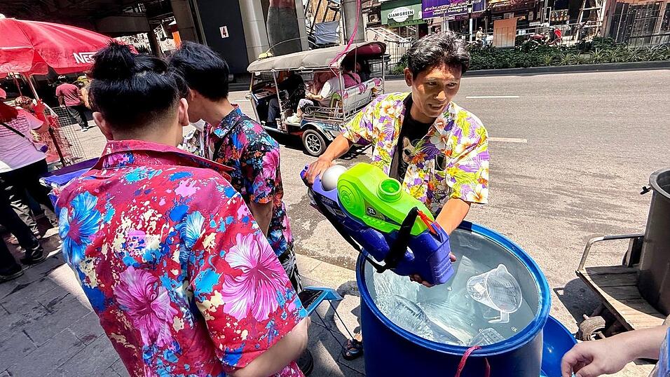 Auf den Partymeilen standen &uuml;berall Wassercontainer bereit, um die bunten Plastikgewehre neu zu laden.