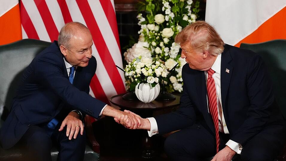 Trump äußerte sich während eines Treffens mit Micheál Martin zur Frage nach einer Wiedervereinigung. Trump äußerte sich während eines Treffens mit Micheál Martin zur Frage nach einer Wiedervereinigung.