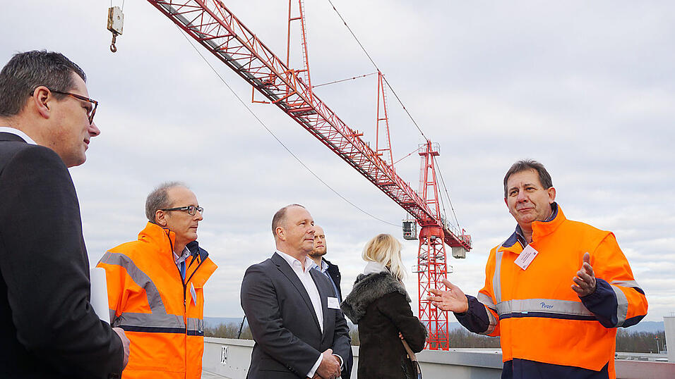 Mit einem 90-Meter-Ausleger steht derzeit einer der größten Kräne Europas im BMW-Werk Regensburg. Werkleiter Frank Bachmann (Mitte) und seine Mitarbeiter Karl Pirzer (r.) und Walter Stadler (2. v. l.) erklärten am Freitag Journalisten, wie der Kran im laufenden Betrieb die Vormontagehalle um drei Meter aufstocken soll. Mit einem 90-Meter-Ausleger steht derzeit einer der größten Kräne Europas im BMW-Werk Regensburg. Werkleiter Frank Bachmann (Mitte) und seine Mitarbeiter Karl Pirzer (r.) und Walter Stadler (2. v. l.) erklärten am Freitag Journalisten, wie der Kran im laufenden Betrieb die Vormontagehalle um drei Meter aufstocken soll.
