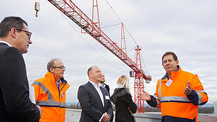 Mit einem 90-Meter-Ausleger steht derzeit einer der gr&ouml;&szlig;ten Kr&auml;ne Europas im BMW-Werk Regensburg. Werkleiter Frank Bachmann (Mitte) und seine Mitarbeiter Karl Pirzer (r.) und Walter Stadler (2. v. l.) erkl&auml;rten am Freitag Journalisten, wie der Kran im laufenden Betrieb die Vormontagehalle um drei Meter aufstocken soll.