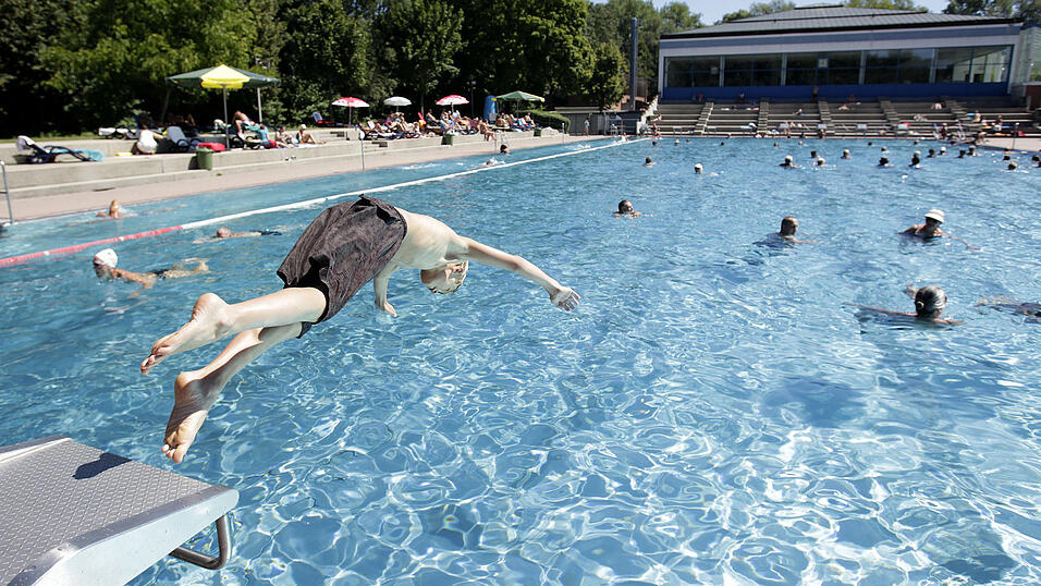 Das Planschen ist gesichert: Im Freibad in Landshut sei man diese Saison personell gut aufgestellt, erklärt die Sprecherin der Stadtwerke.