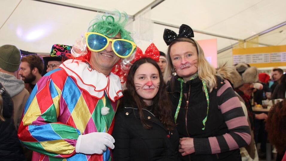 Viele Faschings-Fans haben sich am Samstag den Umzug in Langenbach angesehen. Viele Faschings-Fans haben sich am Samstag den Umzug in Langenbach angesehen.