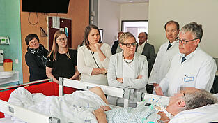 Am Bett eines Intensivpatienten (von rechts): Der &Auml;rztliche Direktor Professor Ralf Linker, Chefarzt Dr. Fried Seier, Staatssekret&auml;rin Sabine Dittmar, Bundestagsabgeordnete Carolin Wagner und Landtagsabgeordnete Nicole B&auml;umler.