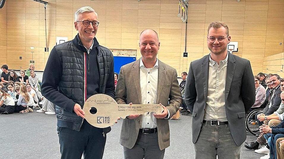 Symbolische Schl&uuml;ssel&uuml;bergabe: (v.l.) Hauptplaner Stefan Sterl, B&uuml;rgermeister Thomas Etschmann und Projektleiter Lukas Bachl.