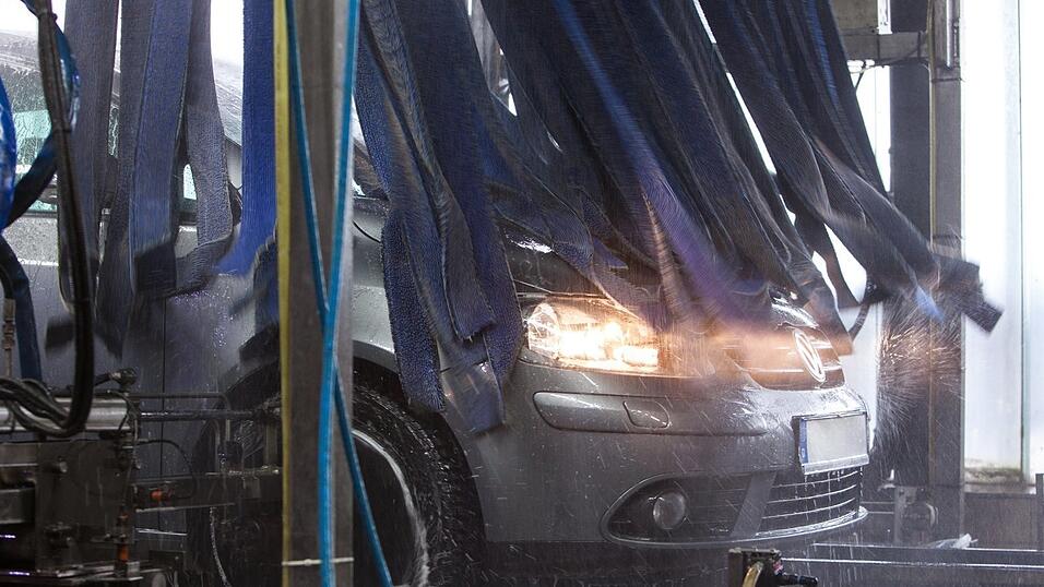 309 Mal hatte der Angeklagte sein Auto von Januar 2023 bis August 2025 gewaschen - und mit einer gefundenen Waschkarte des Caritasverbands Dingolfing bezahlt. (Symbolfoto) 309 Mal hatte der Angeklagte sein Auto von Januar 2023 bis August 2025 gewaschen - und mit einer gefundenen Waschkarte des Caritasverbands Dingolfing bezahlt. (Symbolfoto)