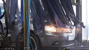 309 Mal hatte der Angeklagte sein Auto von Januar 2023 bis August 2025 gewaschen - und mit einer gefundenen Waschkarte des Caritasverbands Dingolfing bezahlt. (Symbolfoto) 309 Mal hatte der Angeklagte sein Auto von Januar 2023 bis August 2025 gewaschen - und mit einer gefundenen Waschkarte des Caritasverbands Dingolfing bezahlt. (Symbolfoto)