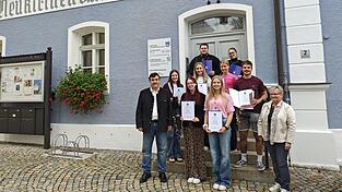 Bürgermeister Johannes Müller und seine Stellvertreterin Resi Prechtl beglückwünschten die erfolgreichen Absolventen. Bürgermeister Johannes Müller und seine Stellvertreterin Resi Prechtl beglückwünschten die erfolgreichen Absolventen.