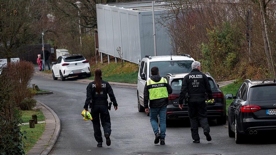 Bevor die Leiche der 40-Jährigen gefunden wurde, suchte die Polizei mehrmals nach der zunächst vermissten Frau. (Archivbild) Bevor die Leiche der 40-Jährigen gefunden wurde, suchte die Polizei mehrmals nach der zunächst vermissten Frau. (Archivbild)