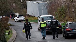 Bevor die Leiche der 40-Jährigen gefunden wurde, suchte die Polizei mehrmals nach der zunächst vermissten Frau. (Archivbild)