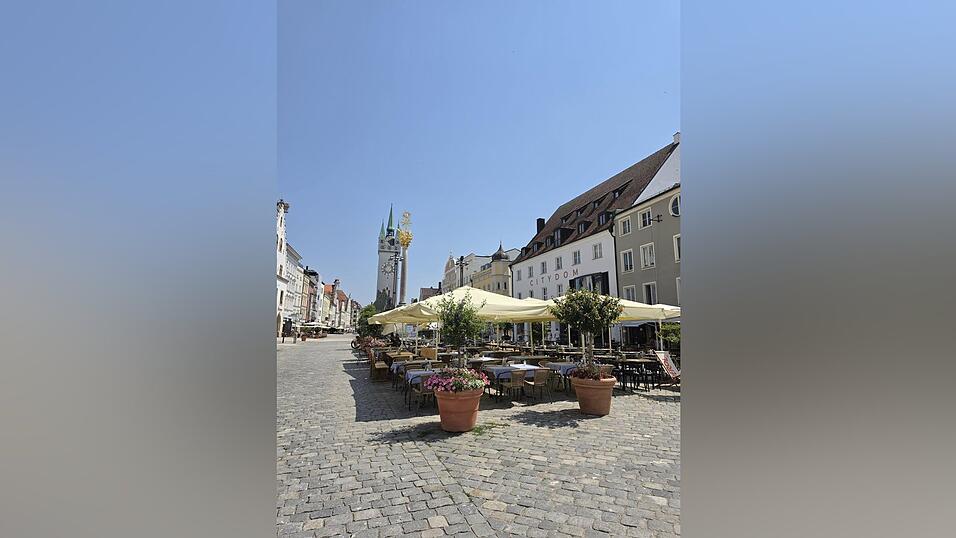 Wenige Tische waren auf dem Stadtplatz besetzt.