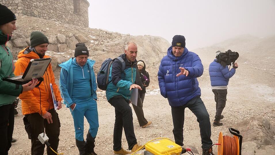 Die Alpen sind besonders vom Klimawandel betroffen: Ministerpr&auml;sident Markus S&ouml;der informiert sich &uuml;ber aktuelle Forschungsprojekte zu Geo-Risiken.