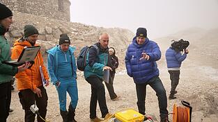 Die Alpen sind besonders vom Klimawandel betroffen: Ministerpräsident Markus Söder informiert sich über aktuelle Forschungsprojekte zu Geo-Risiken. Die Alpen sind besonders vom Klimawandel betroffen: Ministerpräsident Markus Söder informiert sich über aktuelle Forschungsprojekte zu Geo-Risiken.