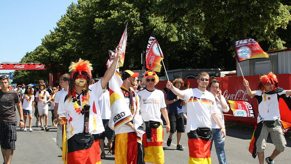 Christian Fertl war am Sonntag auf der Fanmeile in Berlin und erlebte dort das Achtelfinale gegen England auf Gro&szlig;leinwand.
