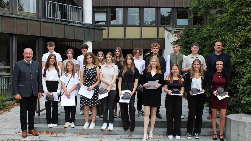 Landrat Franz Löffler (links) und Schulamtsdirektor Andreas Lindinger (hinten, rechts) gratulieren den Absolventen der Mittelschulen. Nicht alle Geehrten können beim Termin im Landratsamt dabei sein - sie sind mit ihrer Schule auf Abschlussfahrt. Landrat Franz Löffler (links) und Schulamtsdirektor Andreas Lindinger (hinten, rechts) gratulieren den Absolventen der Mittelschulen. Nicht alle Geehrten können beim Termin im Landratsamt dabei sein - sie sind mit ihrer Schule auf Abschlussfahrt.