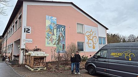 Nadja und Harald Aumeier sind seit 2014 Eigent&uuml;mer der alten Schule in Harrling. Diese haben sie zum einen umgebaut, um darin zu wohnen, zum anderen, um gen&uuml;gend Platz f&uuml;r ihre Imkerei zu haben.