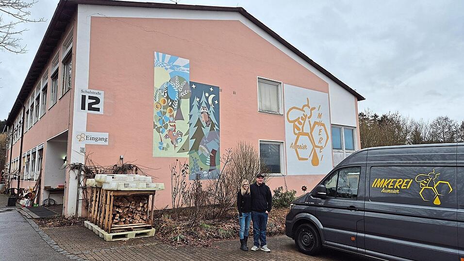 Nadja und Harald Aumeier sind seit 2014 Eigentümer der alten Schule in Harrling. Diese haben sie zum einen umgebaut, um darin zu wohnen, zum anderen, um genügend Platz für ihre Imkerei zu haben. Nadja und Harald Aumeier sind seit 2014 Eigentümer der alten Schule in Harrling. Diese haben sie zum einen umgebaut, um darin zu wohnen, zum anderen, um genügend Platz für ihre Imkerei zu haben.