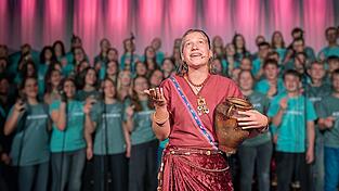 Szene aus „Treffpunkt Brunnen“, so heißt das aktuelle Musical des Adonia-Chors. Szene aus „Treffpunkt Brunnen“, so heißt das aktuelle Musical des Adonia-Chors.