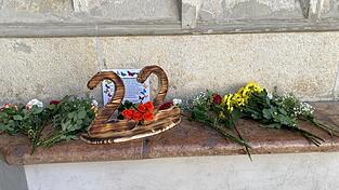 Zum Gedenken an die niederbayerischen 22 Drogentoten des Jahres 2025 wurden am Martinskirchenportal Blumen niedergelegt. Zum Gedenken an die niederbayerischen 22 Drogentoten des Jahres 2025 wurden am Martinskirchenportal Blumen niedergelegt.