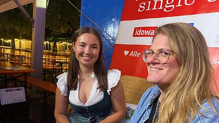 Entspannte Atmosph&auml;re: Single-Couch-Teilnehmerin Julia (links) mit LZ-Redakteurin Claudia Hagn, kurz vor dem Interview.