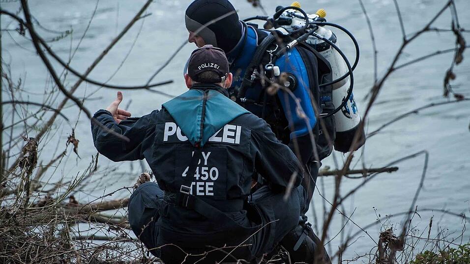 Polizeitaucher suchen am Freitagvormittag in der Donau nach der seit Sonntag vermissten Malina Klaar. An dieser Stelle hatten die Leichenspürhunde am Donnerstag angeschlagen. Polizeitaucher suchen am Freitagvormittag in der Donau nach der seit Sonntag vermissten Malina Klaar. An dieser Stelle hatten die Leichenspürhunde am Donnerstag angeschlagen.