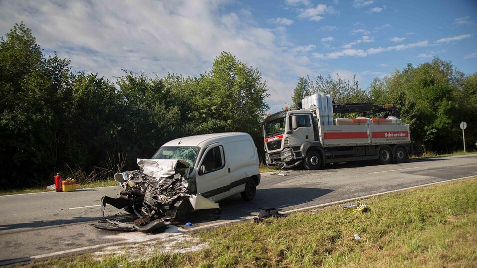 Schwerer Unfall am Freitagmorgen bei Postau (Kreis Landshut). Dort kollidierte ein Auto auf der Gegenfahrbahn frontal mit einem Lastwagen.