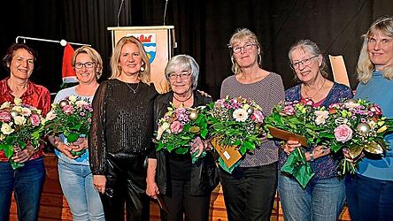 Ehrungen: Dankesworte und Geschenke gab es aus der Hand von B&uuml;rgermeisterin Susanne Hoyer (3.v.l.) f&uuml;r Magdalena Scheurenbrand, Cathleen Schmid, Hildegard Pfl&uuml;gler, Waltraud Bauer, Eva Harrant und Ursula Huber (v.l.).