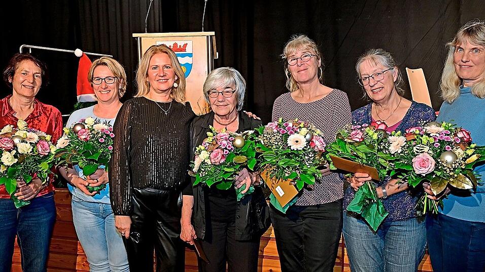 Ehrungen: Dankesworte und Geschenke gab es aus der Hand von B&uuml;rgermeisterin Susanne Hoyer (3.v.l.) f&uuml;r Magdalena Scheurenbrand, Cathleen Schmid, Hildegard Pfl&uuml;gler, Waltraud Bauer, Eva Harrant und Ursula Huber (v.l.).