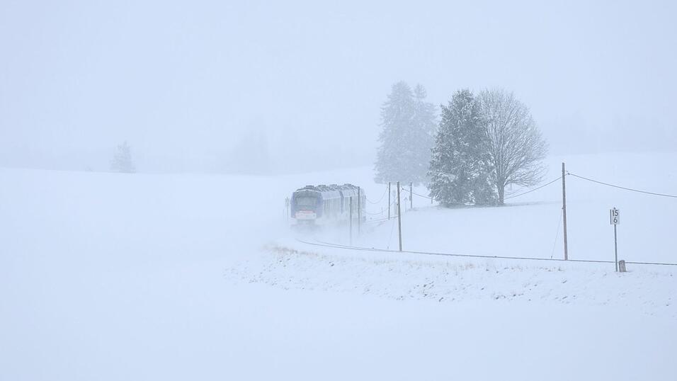 Winterliches Wetter pr&auml;gt den Start in die Osterferien in Bayern.