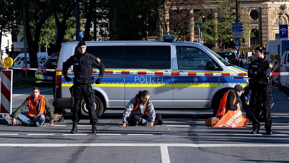 Weil er sich auf der Straße festgeklebt hatte, steht Simon Lachner am 29. November vor Gericht. Weil er sich auf der Straße festgeklebt hatte, steht Simon Lachner am 29. November vor Gericht.