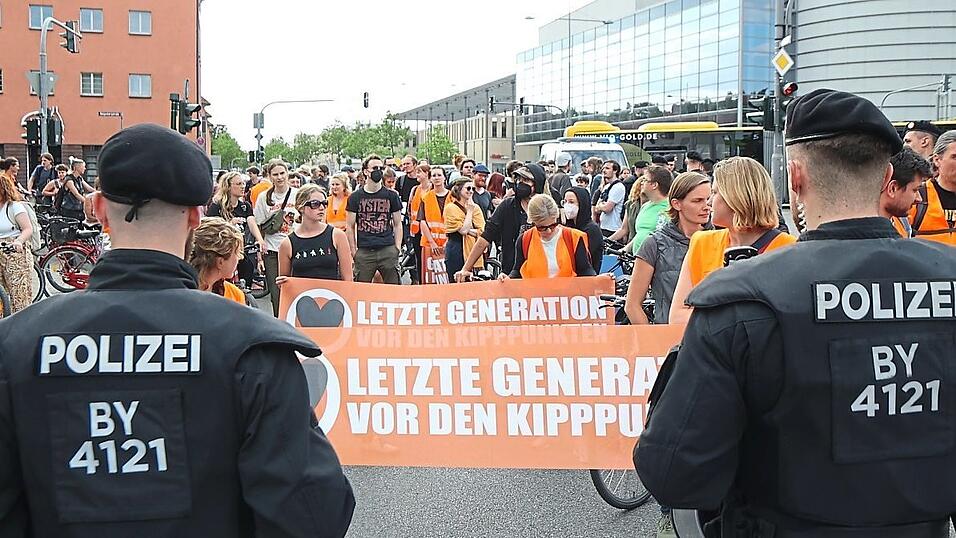 Die Polizei gew&auml;hrte der Demo eine Stunde auf der Stra&szlig;e.