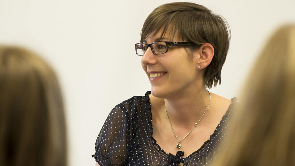 Sehr interessiert hörten die Viertklässler der Grundschule Neukirchen den Erzählungen der Straubinger Redakteurin Tanja Pfeffer zu. Lena Eibl, Praktikantin in der Jugendredaktion, hielt die Schulstunde in Bildern fest. Sehr interessiert hörten die Viertklässler der Grundschule Neukirchen den Erzählungen der Straubinger Redakteurin Tanja Pfeffer zu. Lena Eibl, Praktikantin in der Jugendredaktion, hielt die Schulstunde in Bildern fest.