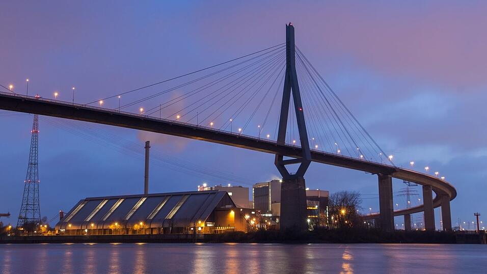 In der Nähe der Brücke sind zwei Wasserfahrzeuge zusammengestoßen. (Archivbild) In der Nähe der Brücke sind zwei Wasserfahrzeuge zusammengestoßen. (Archivbild)