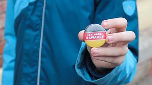 'Ich habe gewählt' - am frühen Donnerstagabend waren wegen der überschaubaren Wahlbeteiligung im Jugendtreff Landau noch viele dieser Buttons übrig.