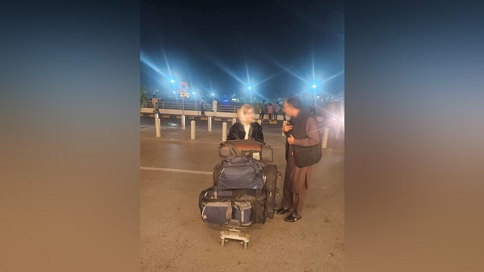 Afghanen fliegen aus Pakistan nach Deutschland.