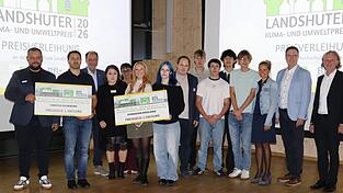 Die Organisatoren mit den Preisträgern, unter anderem vertreten durch Andreas Fläxl für das Cineplex Vilsbiburg (Zweiter von links) und Kathrin Schoßer, Lehrerin und Leiterin des P-Seminars am Gymnasium Ergolding (Dritte von rechts), sowie Schulleiter Ewald Bichler (Zweiter von rechts) Die Organisatoren mit den Preisträgern, unter anderem vertreten durch Andreas Fläxl für das Cineplex Vilsbiburg (Zweiter von links) und Kathrin Schoßer, Lehrerin und Leiterin des P-Seminars am Gymnasium Ergolding (Dritte von rechts), sowie Schulleiter Ewald Bichler (Zweiter von rechts)