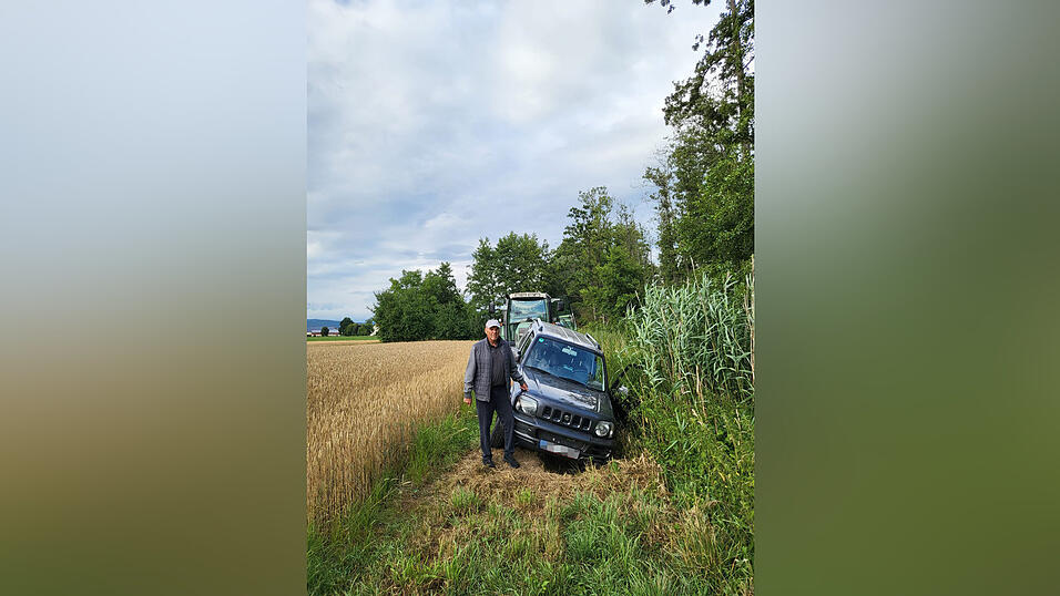 Ein befreundeter Jagdgenosse kam mit seinem Traktor und zog Kurt Gmeinwiesers Auto aus dem Biberbau. Ein befreundeter Jagdgenosse kam mit seinem Traktor und zog Kurt Gmeinwiesers Auto aus dem Biberbau.