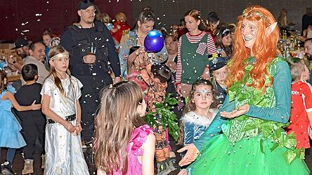 Richtig bunt ging es in der Stadthalle zu.