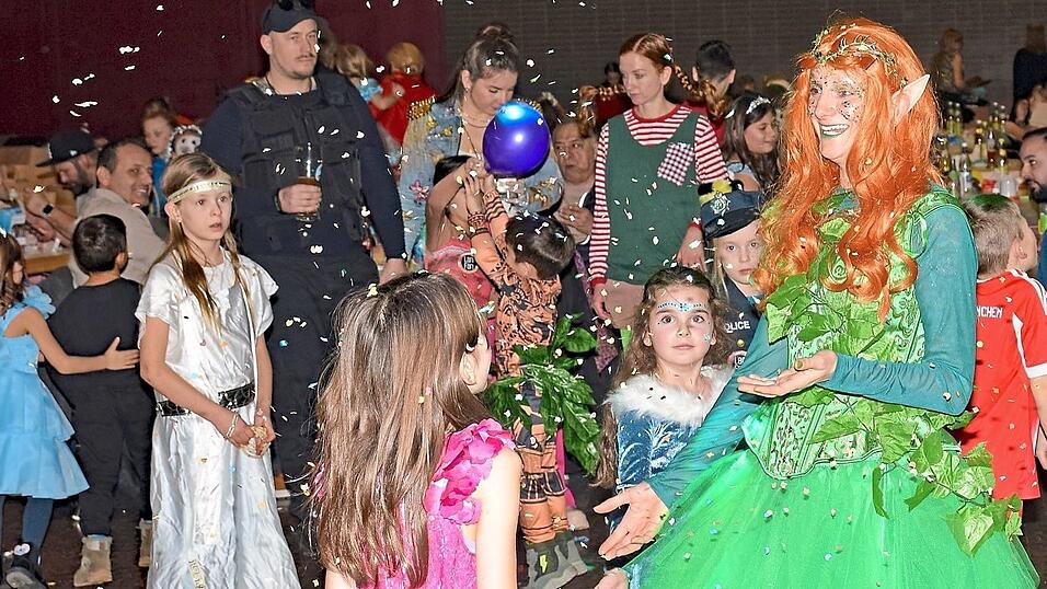 Richtig bunt ging es in der Stadthalle zu.