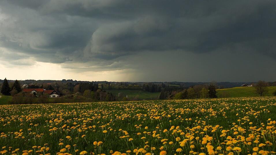 Noch einmal dicke Wolken in Bayern, dann kommt das schöne Wetter. (Archivbild) Noch einmal dicke Wolken in Bayern, dann kommt das schöne Wetter. (Archivbild)