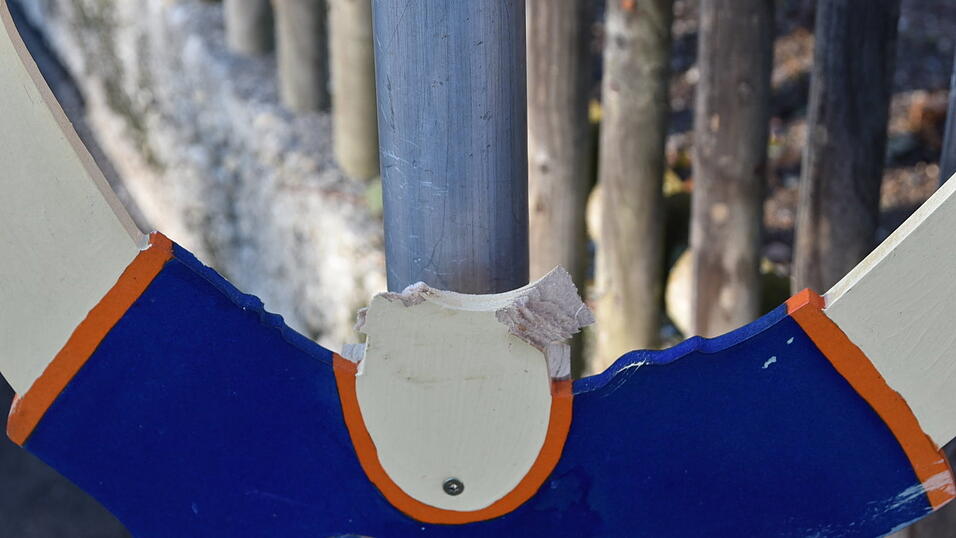 Kopflos stehen sie da: Die selbstgebastelten 'Tempo 30'-Schilder der Kindertagesstätte Kagers sind am Wochenende von Unbekannten beschädigt worden. Kopflos stehen sie da: Die selbstgebastelten 'Tempo 30'-Schilder der Kindertagesstätte Kagers sind am Wochenende von Unbekannten beschädigt worden.