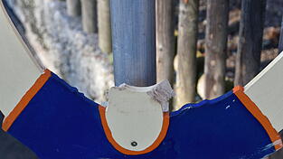 Kopflos stehen sie da: Die selbstgebastelten 'Tempo 30'-Schilder der Kindertagesstätte Kagers sind am Wochenende von Unbekannten beschädigt worden. Kopflos stehen sie da: Die selbstgebastelten 'Tempo 30'-Schilder der Kindertagesstätte Kagers sind am Wochenende von Unbekannten beschädigt worden.