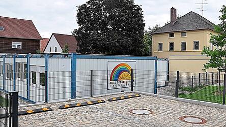 Die Mittagsbetreuung und Ferienbetreuung findet in Langenbach aktuell in den Containern und daneben in der Ismaier-Villa (r.) sowie in einigen R&auml;umen der Schule statt.