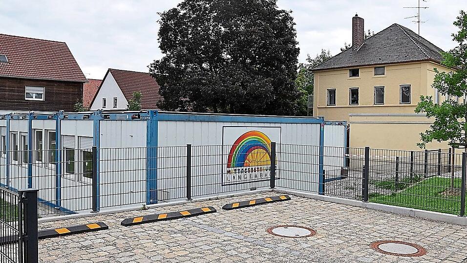 Die Mittagsbetreuung und Ferienbetreuung findet in Langenbach aktuell in den Containern und daneben in der Ismaier-Villa (r.) sowie in einigen Räumen der Schule statt. Die Mittagsbetreuung und Ferienbetreuung findet in Langenbach aktuell in den Containern und daneben in der Ismaier-Villa (r.) sowie in einigen Räumen der Schule statt.