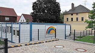 Die Mittagsbetreuung und Ferienbetreuung findet in Langenbach aktuell in den Containern und daneben in der Ismaier-Villa (r.) sowie in einigen Räumen der Schule statt. Die Mittagsbetreuung und Ferienbetreuung findet in Langenbach aktuell in den Containern und daneben in der Ismaier-Villa (r.) sowie in einigen Räumen der Schule statt.