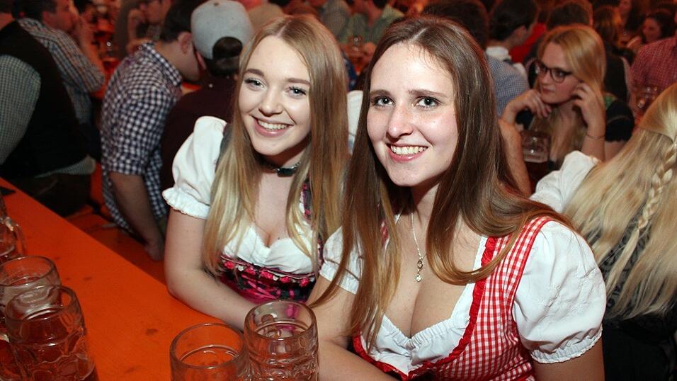 Die Fr&uuml;hjahrsdult 2017 in Landshut neigt sich dem Ende entgegen. Grund genug, noch einmal richtig in den Bierzelten zu feiern - abgerundet vom traditionellen Feuerwerk.