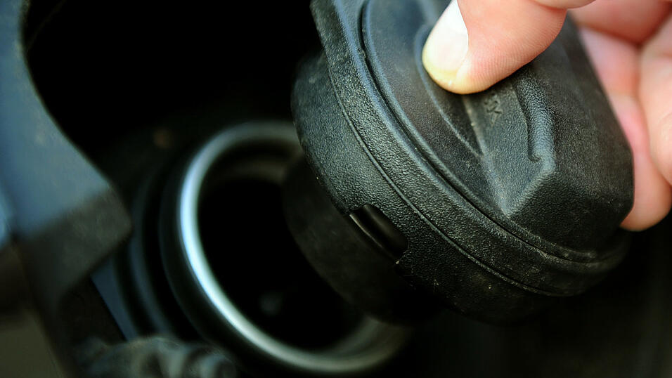Aufmerksame Autofahrer haben auf Facebook vor Betrügern gewarnt. Sie würden Autofahrer anhalten und um Geld bitten, weil ihr Tank leer sei. (Symbolbild) Aufmerksame Autofahrer haben auf Facebook vor Betrügern gewarnt. Sie würden Autofahrer anhalten und um Geld bitten, weil ihr Tank leer sei. (Symbolbild)