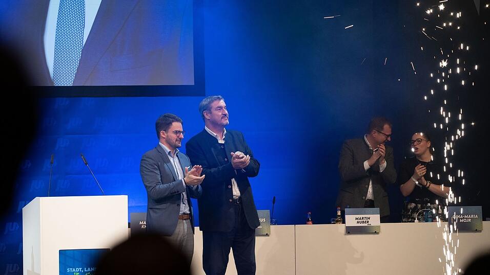 Stehende Ovationen für Markus Söder bei der Ju - in der Aussprache musste sich der CSU-Chef aber vom Parteinachwuchs auch einige kritische Kommentare anhören. (Archivbild)