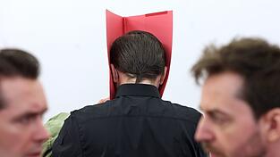 Der Mörder, hier im Gerichtssaal mit seinen Verteidigern, will eine spätere Abschiebung aus Deutschland verhindern. (Archivbild) Der Mörder, hier im Gerichtssaal mit seinen Verteidigern, will eine spätere Abschiebung aus Deutschland verhindern. (Archivbild)
