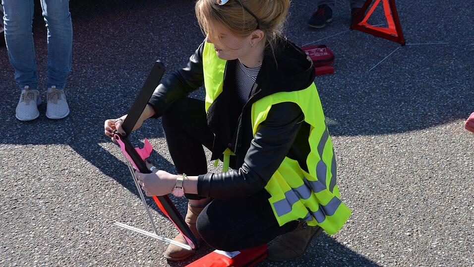 Sophia beim Aufbauen des Warndreiecks.